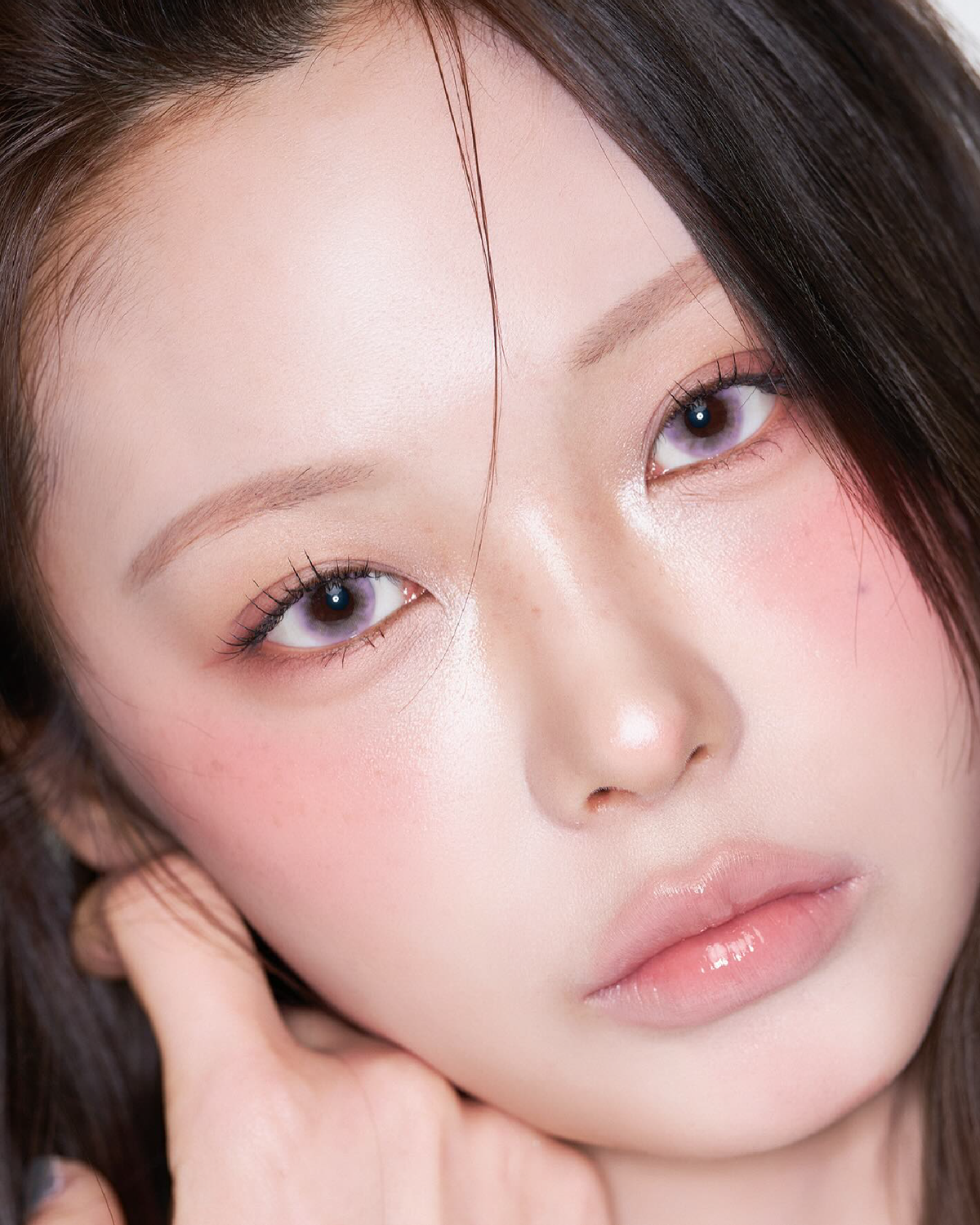 Model wearing VANILLA SNOG